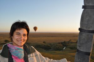 Roberta Martins voando de balão no Quênia