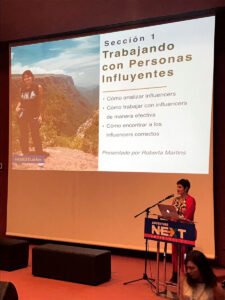 Roberta Martins em apresentação sobre como trabalhar com influcenciadores no Adventure Next Latin America