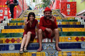 Roberta Martins com o artista Jorge na sua escadaria Selarón