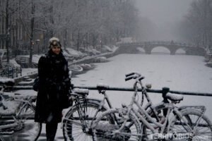 Roberta Martins durante nevasca em Amsterdam