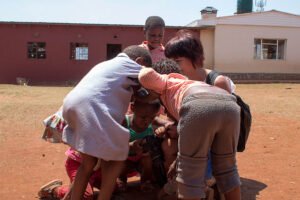 Roberta Martins com crianças na ex Suazilândia